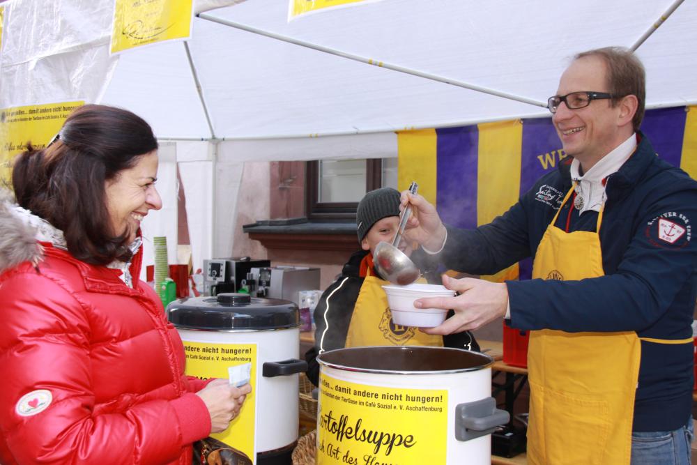 Wir reichen eine Schale Suppe